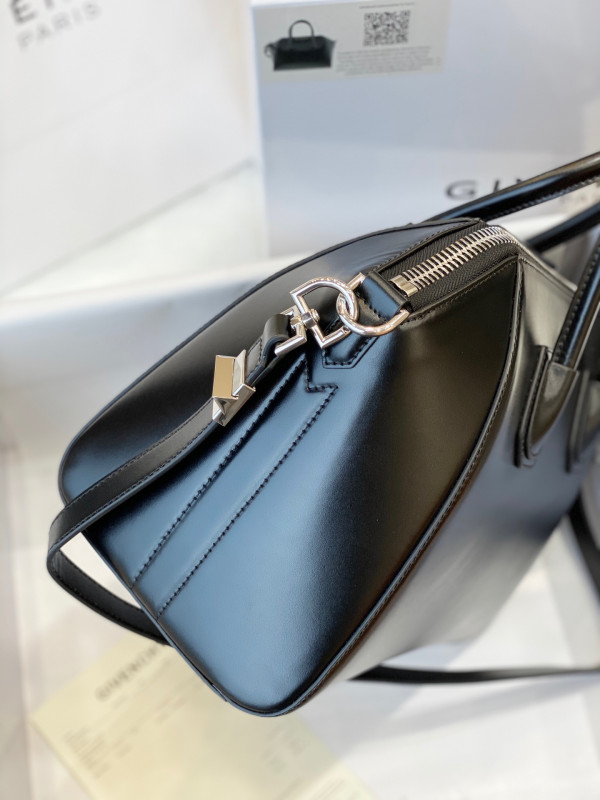 GIENVCHY ANTIGONA MINI/SMALL/MEDIUM IN SMOOTH LEATHER [GIENVCHY21] CELINE CHANEL ACCESSORIES LOEWE SHOES LOUIS VUITTON DIRO YSL OTHER BRAND HANDBAGS BALENCIAGA BOTTEGA VENETA GOYARD HERMES BURBERRY VALENTINO GUCCI FENDI MIUMIU CHLOE PRADA BVLGARI SUITCASE NEW ARRIVAL 