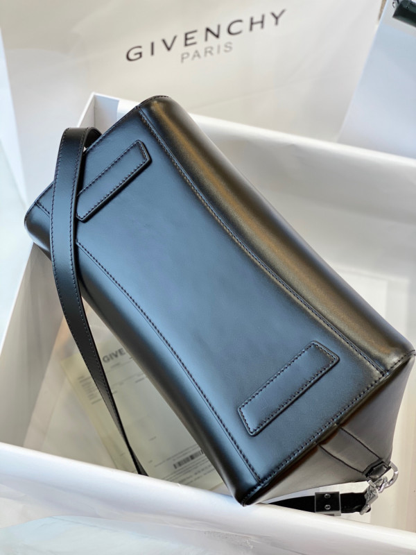 GIENVCHY ANTIGONA MINI/SMALL/MEDIUM IN SMOOTH LEATHER [GIENVCHY21] CELINE CHANEL ACCESSORIES LOEWE SHOES LOUIS VUITTON DIRO YSL OTHER BRAND HANDBAGS BALENCIAGA BOTTEGA VENETA GOYARD HERMES BURBERRY VALENTINO GUCCI FENDI MIUMIU CHLOE PRADA BVLGARI SUITCASE NEW ARRIVAL 