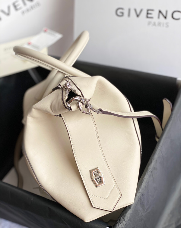 GIENVCHY ANTIGONA SOFT [GIENVCHY7] CELINE CHANEL ACCESSORIES LOEWE SHOES LOUIS VUITTON DIRO YSL OTHER BRAND HANDBAGS BALENCIAGA BOTTEGA VENETA GOYARD HERMES BURBERRY VALENTINO GUCCI FENDI MIUMIU CHLOE PRADA BVLGARI SUITCASE NEW ARRIVAL 