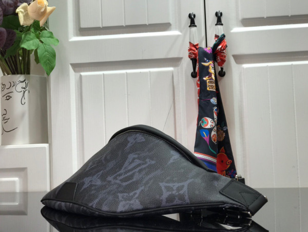 (image for) LOUIS VUITTON DISCOVERY BUMBAG