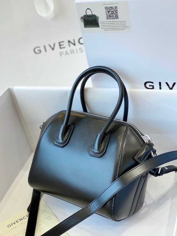 (image for) GIENVCHY ANTIGONA MINI/SMALL/MEDIUM IN SMOOTH LEATHER