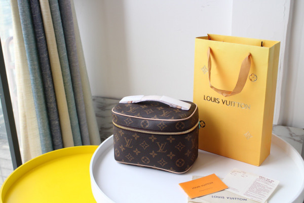 (image for) LOUIS VUITTON TOILETRY BAG
