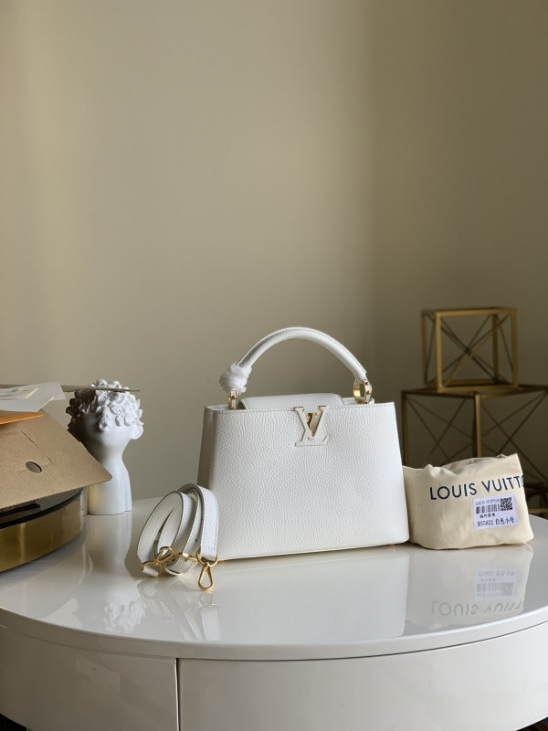 LOUIS VUITTON CAPUCINES BB [Louis650] CELINE CHANEL ACCESSORIES LOEWE SHOES LOUIS VUITTON DIRO YSL OTHER BRAND HANDBAGS BALENCIAGA BOTTEGA VENETA GOYARD HERMES BURBERRY VALENTINO GUCCI FENDI MIUMIU CHLOE PRADA BVLGARI SUITCASE NEW ARRIVAL 