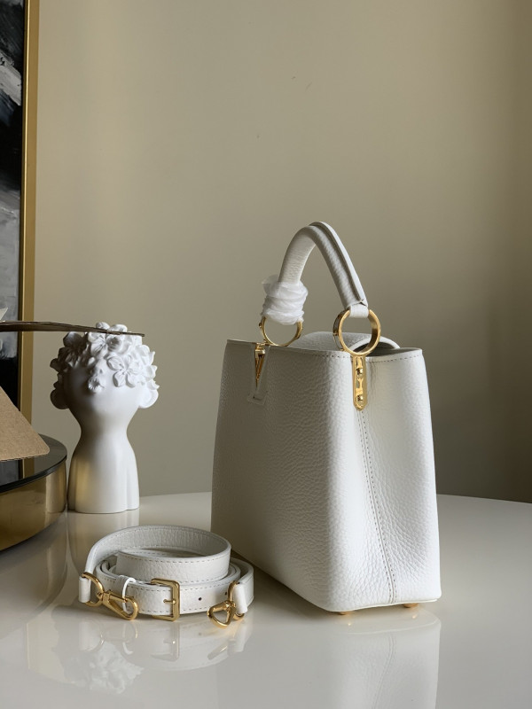 LOUIS VUITTON CAPUCINES BB [Louis650] CELINE CHANEL ACCESSORIES LOEWE SHOES LOUIS VUITTON DIRO YSL OTHER BRAND HANDBAGS BALENCIAGA BOTTEGA VENETA GOYARD HERMES BURBERRY VALENTINO GUCCI FENDI MIUMIU CHLOE PRADA BVLGARI SUITCASE NEW ARRIVAL 