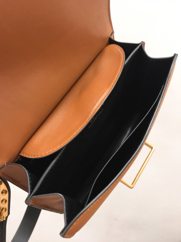 PRADA CAHIER LEATHER SHOULDER BAG [1BD045-1] CELINE CHANEL ACCESSORIES LOEWE SHOES LOUIS VUITTON DIRO YSL OTHER BRAND HANDBAGS BALENCIAGA BOTTEGA VENETA GOYARD HERMES BURBERRY VALENTINO GUCCI FENDI MIUMIU CHLOE PRADA BVLGARI SUITCASE NEW ARRIVAL 