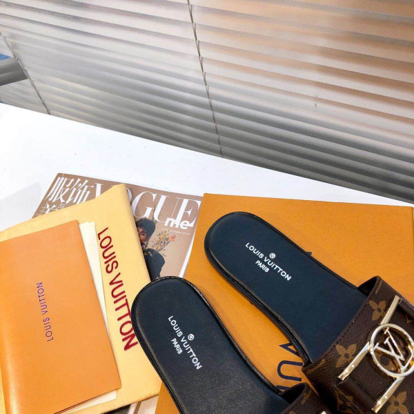 LOUIS VUITTON LOCK IT FLAT MULE [1A64MN] CELINE CHANEL ACCESSORIES LOEWE SHOES LOUIS VUITTON DIRO YSL OTHER BRAND HANDBAGS BALENCIAGA BOTTEGA VENETA GOYARD HERMES BURBERRY VALENTINO GUCCI FENDI MIUMIU CHLOE PRADA BVLGARI SUITCASE NEW ARRIVAL 