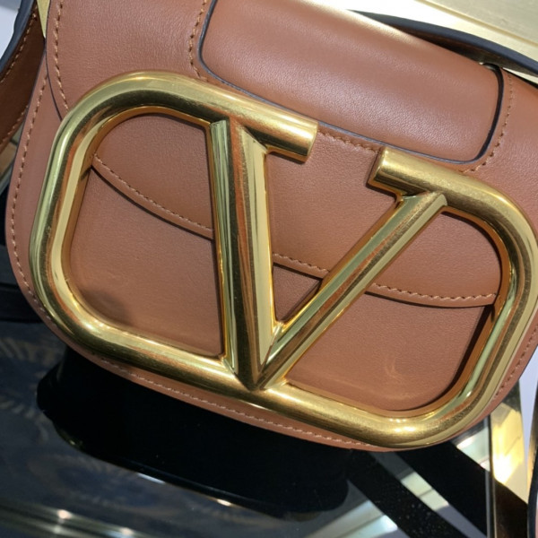 VALENTINO SMALL SUPERVEE CALFSKIN CROSSBODY BAG [Valentino72] CELINE CHANEL ACCESSORIES LOEWE SHOES LOUIS VUITTON DIRO YSL OTHER BRAND HANDBAGS BALENCIAGA BOTTEGA VENETA GOYARD HERMES BURBERRY VALENTINO GUCCI FENDI MIUMIU CHLOE PRADA BVLGARI SUITCASE NEW ARRIVAL 