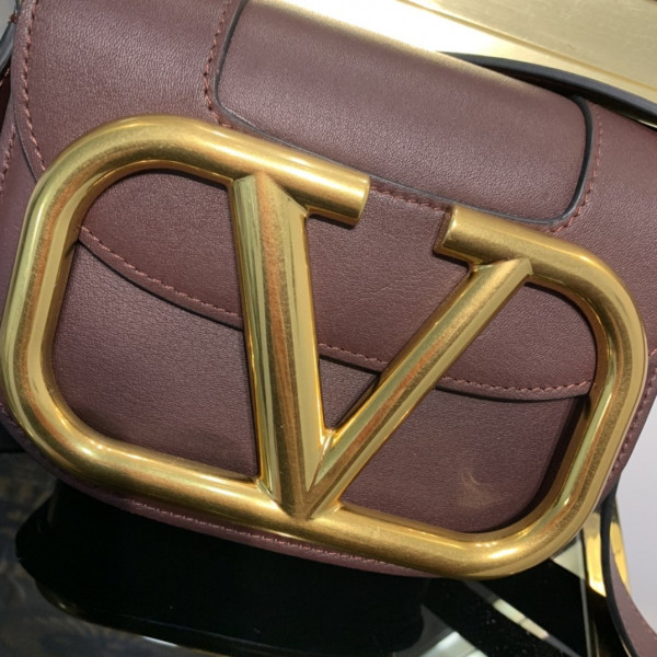 VALENTINO SMALL SUPERVEE CALFSKIN CROSSBODY BAG [Valentino71] CELINE CHANEL ACCESSORIES LOEWE SHOES LOUIS VUITTON DIRO YSL OTHER BRAND HANDBAGS BALENCIAGA BOTTEGA VENETA GOYARD HERMES BURBERRY VALENTINO GUCCI FENDI MIUMIU CHLOE PRADA BVLGARI SUITCASE NEW ARRIVAL 