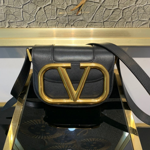 VALENTINO SMALL SUPERVEE CALFSKIN CROSSBODY BAG [Valentino69] CELINE CHANEL ACCESSORIES LOEWE SHOES LOUIS VUITTON DIRO YSL OTHER BRAND HANDBAGS BALENCIAGA BOTTEGA VENETA GOYARD HERMES BURBERRY VALENTINO GUCCI FENDI MIUMIU CHLOE PRADA BVLGARI SUITCASE NEW ARRIVAL 