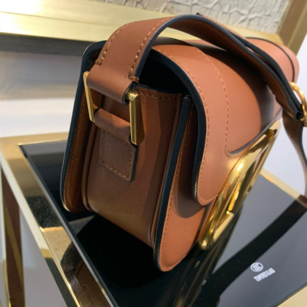 VALENTINO SUPERVEE CALFSKIN CROSSBODY BAG [Valentino66] CELINE CHANEL ACCESSORIES LOEWE SHOES LOUIS VUITTON DIRO YSL OTHER BRAND HANDBAGS BALENCIAGA BOTTEGA VENETA GOYARD HERMES BURBERRY VALENTINO GUCCI FENDI MIUMIU CHLOE PRADA BVLGARI SUITCASE NEW ARRIVAL 