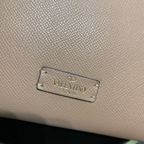 VALENTINO SMALL VSLING GRAINY CALFSKIN HANDBAG [Valentino61] CELINE CHANEL ACCESSORIES LOEWE SHOES LOUIS VUITTON DIRO YSL OTHER BRAND HANDBAGS BALENCIAGA BOTTEGA VENETA GOYARD HERMES BURBERRY VALENTINO GUCCI FENDI MIUMIU CHLOE PRADA BVLGARI SUITCASE NEW ARRIVAL 