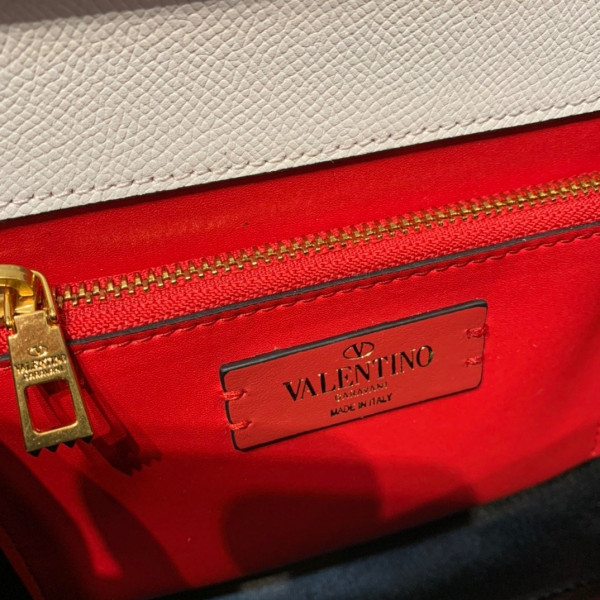 VALENTINO SMALL VSLING GRAINY CALFSKIN HANDBAG [Valentino59] CELINE CHANEL ACCESSORIES LOEWE SHOES LOUIS VUITTON DIRO YSL OTHER BRAND HANDBAGS BALENCIAGA BOTTEGA VENETA GOYARD HERMES BURBERRY VALENTINO GUCCI FENDI MIUMIU CHLOE PRADA BVLGARI SUITCASE NEW ARRIVAL 