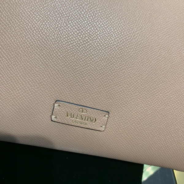 VALENTINO SMALL VSLING GRAINY CALFSKIN HANDBAG [Valentino55] CELINE CHANEL ACCESSORIES LOEWE SHOES LOUIS VUITTON DIRO YSL OTHER BRAND HANDBAGS BALENCIAGA BOTTEGA VENETA GOYARD HERMES BURBERRY VALENTINO GUCCI FENDI MIUMIU CHLOE PRADA BVLGARI SUITCASE NEW ARRIVAL 