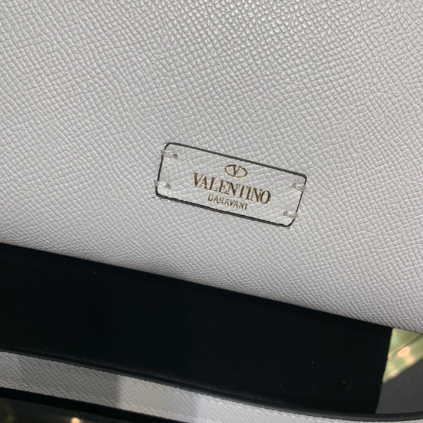 VALENTINO SMALL VSLING GRAINY CALFSKIN HANDBAG [Valentino53] CELINE CHANEL ACCESSORIES LOEWE SHOES LOUIS VUITTON DIRO YSL OTHER BRAND HANDBAGS BALENCIAGA BOTTEGA VENETA GOYARD HERMES BURBERRY VALENTINO GUCCI FENDI MIUMIU CHLOE PRADA BVLGARI SUITCASE NEW ARRIVAL 