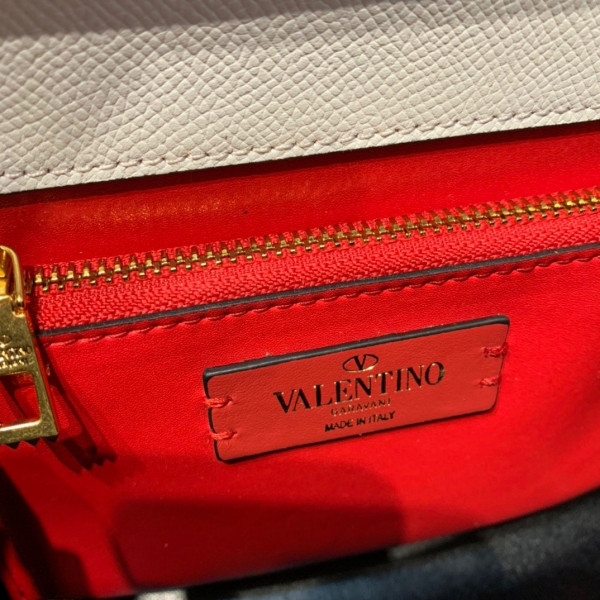 VALENTINO SMALL VSLING GRAINY CALFSKIN HANDBAG [Valentino53] CELINE CHANEL ACCESSORIES LOEWE SHOES LOUIS VUITTON DIRO YSL OTHER BRAND HANDBAGS BALENCIAGA BOTTEGA VENETA GOYARD HERMES BURBERRY VALENTINO GUCCI FENDI MIUMIU CHLOE PRADA BVLGARI SUITCASE NEW ARRIVAL 