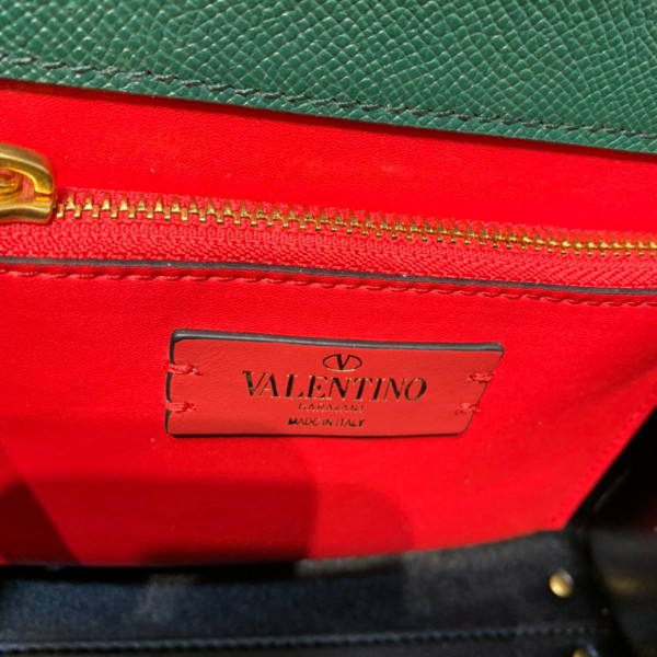 VALENTINO SMALL VSLING GRAINY CALFSKIN HANDBAG [Valentino51] CELINE CHANEL ACCESSORIES LOEWE SHOES LOUIS VUITTON DIRO YSL OTHER BRAND HANDBAGS BALENCIAGA BOTTEGA VENETA GOYARD HERMES BURBERRY VALENTINO GUCCI FENDI MIUMIU CHLOE PRADA BVLGARI SUITCASE NEW ARRIVAL 