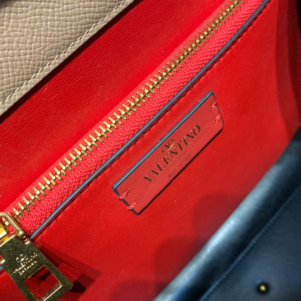 VALENTINO VSLING GRAINY CALFSKIN HANDBAG [Valentino50] CELINE CHANEL ACCESSORIES LOEWE SHOES LOUIS VUITTON DIRO YSL OTHER BRAND HANDBAGS BALENCIAGA BOTTEGA VENETA GOYARD HERMES BURBERRY VALENTINO GUCCI FENDI MIUMIU CHLOE PRADA BVLGARI SUITCASE NEW ARRIVAL 