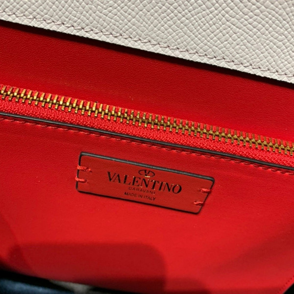 VALENTINO VSLING GRAINY CALFSKIN HANDBAG [Valentino49] CELINE CHANEL ACCESSORIES LOEWE SHOES LOUIS VUITTON DIRO YSL OTHER BRAND HANDBAGS BALENCIAGA BOTTEGA VENETA GOYARD HERMES BURBERRY VALENTINO GUCCI FENDI MIUMIU CHLOE PRADA BVLGARI SUITCASE NEW ARRIVAL 