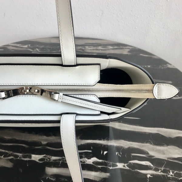 PRADA SAFFIANO LEATHER TOTE [Prada44] CELINE CHANEL ACCESSORIES LOEWE SHOES LOUIS VUITTON DIRO YSL OTHER BRAND HANDBAGS BALENCIAGA BOTTEGA VENETA GOYARD HERMES BURBERRY VALENTINO GUCCI FENDI MIUMIU CHLOE PRADA BVLGARI SUITCASE NEW ARRIVAL 