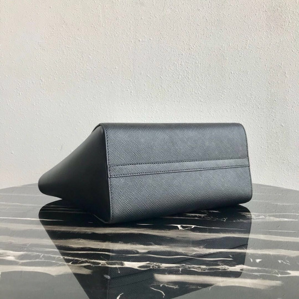 PRADA SAFFIANO LEATHER TOTE [Prada43] CELINE CHANEL ACCESSORIES LOEWE SHOES LOUIS VUITTON DIRO YSL OTHER BRAND HANDBAGS BALENCIAGA BOTTEGA VENETA GOYARD HERMES BURBERRY VALENTINO GUCCI FENDI MIUMIU CHLOE PRADA BVLGARI SUITCASE NEW ARRIVAL 