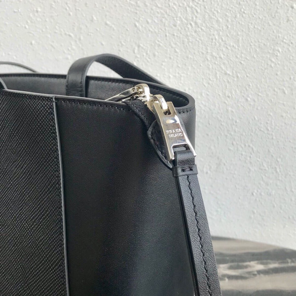 PRADA SAFFIANO LEATHER TOTE [Prada43] CELINE CHANEL ACCESSORIES LOEWE SHOES LOUIS VUITTON DIRO YSL OTHER BRAND HANDBAGS BALENCIAGA BOTTEGA VENETA GOYARD HERMES BURBERRY VALENTINO GUCCI FENDI MIUMIU CHLOE PRADA BVLGARI SUITCASE NEW ARRIVAL 
