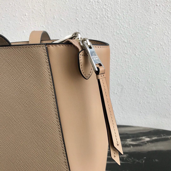 PRADA SAFFIANO LEATHER TOTE [Prada41] CELINE CHANEL ACCESSORIES LOEWE SHOES LOUIS VUITTON DIRO YSL OTHER BRAND HANDBAGS BALENCIAGA BOTTEGA VENETA GOYARD HERMES BURBERRY VALENTINO GUCCI FENDI MIUMIU CHLOE PRADA BVLGARI SUITCASE NEW ARRIVAL 
