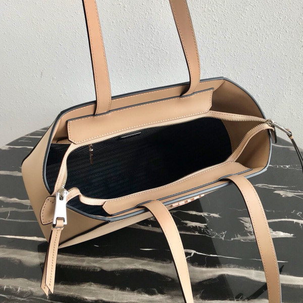 PRADA SAFFIANO LEATHER TOTE [Prada41] CELINE CHANEL ACCESSORIES LOEWE SHOES LOUIS VUITTON DIRO YSL OTHER BRAND HANDBAGS BALENCIAGA BOTTEGA VENETA GOYARD HERMES BURBERRY VALENTINO GUCCI FENDI MIUMIU CHLOE PRADA BVLGARI SUITCASE NEW ARRIVAL 