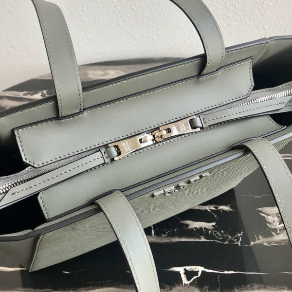 PRADA SAFFIANO LEATHER TOTE [Prada40] CELINE CHANEL ACCESSORIES LOEWE SHOES LOUIS VUITTON DIRO YSL OTHER BRAND HANDBAGS BALENCIAGA BOTTEGA VENETA GOYARD HERMES BURBERRY VALENTINO GUCCI FENDI MIUMIU CHLOE PRADA BVLGARI SUITCASE NEW ARRIVAL 