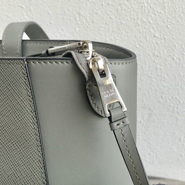 PRADA SAFFIANO LEATHER TOTE [Prada40] CELINE CHANEL ACCESSORIES LOEWE SHOES LOUIS VUITTON DIRO YSL OTHER BRAND HANDBAGS BALENCIAGA BOTTEGA VENETA GOYARD HERMES BURBERRY VALENTINO GUCCI FENDI MIUMIU CHLOE PRADA BVLGARI SUITCASE NEW ARRIVAL 