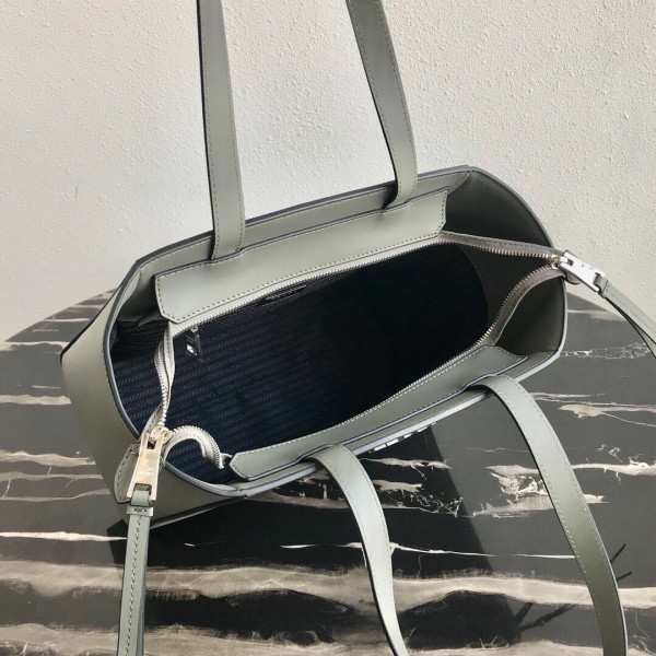 PRADA SAFFIANO LEATHER TOTE [Prada40] CELINE CHANEL ACCESSORIES LOEWE SHOES LOUIS VUITTON DIRO YSL OTHER BRAND HANDBAGS BALENCIAGA BOTTEGA VENETA GOYARD HERMES BURBERRY VALENTINO GUCCI FENDI MIUMIU CHLOE PRADA BVLGARI SUITCASE NEW ARRIVAL 