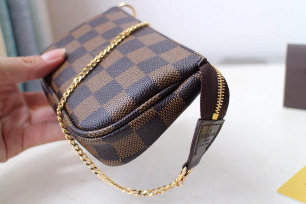 LOUIS VUITTON MINI POCHETTE ACCESSOIRES [N58009] CELINE CHANEL ACCESSORIES LOEWE SHOES LOUIS VUITTON DIRO YSL OTHER BRAND HANDBAGS BALENCIAGA BOTTEGA VENETA GOYARD HERMES BURBERRY VALENTINO GUCCI FENDI MIUMIU CHLOE PRADA BVLGARI SUITCASE NEW ARRIVAL 