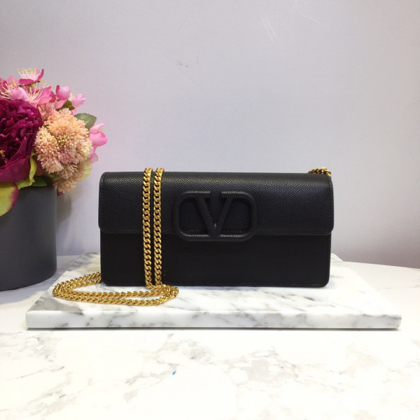 VALENTINO GARAVANI VSLING GRAINY CALFSKIN WALLET WITH CHAIN STRAP (image for) VALENTINO GARAVANI VSLING GRAINY CALFSKIN WALLET WITH CHAIN STRAP