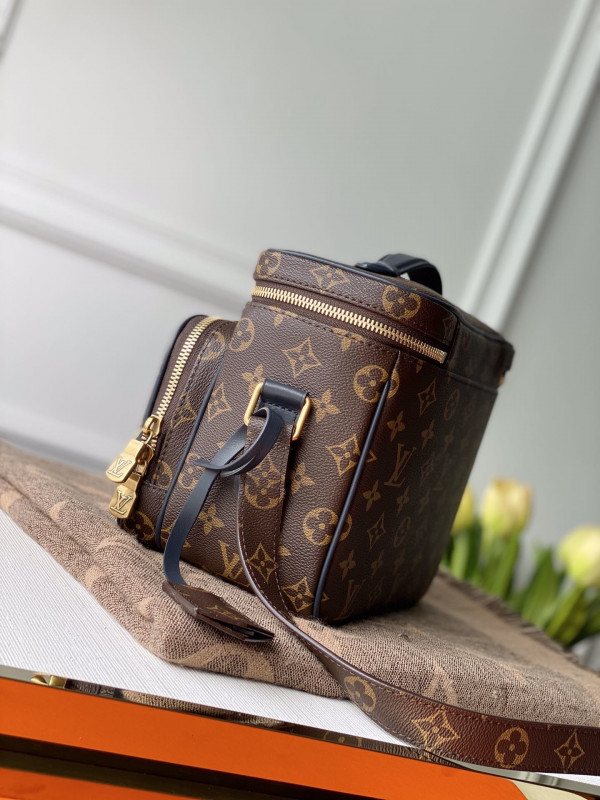 (image for) LOUIS VUITTON TOILETRY BAG