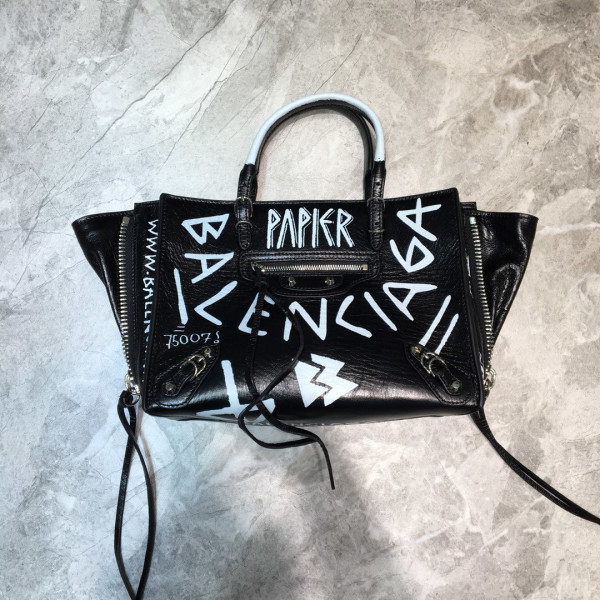 BALENCIAGA CLASSIC CITY GRAFFITI [Balenciaga41] CELINE CHANEL ACCESSORIES LOEWE SHOES LOUIS VUITTON DIRO YSL OTHER BRAND HANDBAGS BALENCIAGA BOTTEGA VENETA GOYARD HERMES BURBERRY VALENTINO GUCCI FENDI MIUMIU CHLOE PRADA BVLGARI SUITCASE NEW ARRIVAL 