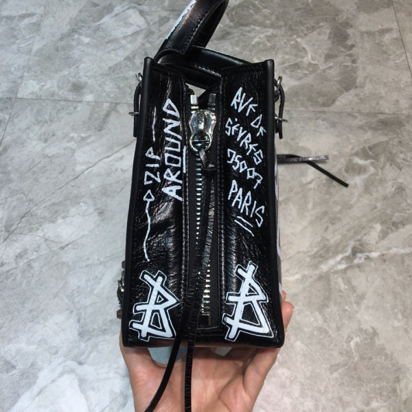 BALENCIAGA CLASSIC CITY GRAFFITI [Balenciaga41] CELINE CHANEL ACCESSORIES LOEWE SHOES LOUIS VUITTON DIRO YSL OTHER BRAND HANDBAGS BALENCIAGA BOTTEGA VENETA GOYARD HERMES BURBERRY VALENTINO GUCCI FENDI MIUMIU CHLOE PRADA BVLGARI SUITCASE NEW ARRIVAL 