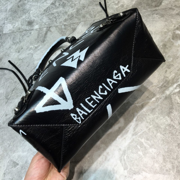 BALENCIAGA CLASSIC CITY GRAFFITI [Balenciaga41] CELINE CHANEL ACCESSORIES LOEWE SHOES LOUIS VUITTON DIRO YSL OTHER BRAND HANDBAGS BALENCIAGA BOTTEGA VENETA GOYARD HERMES BURBERRY VALENTINO GUCCI FENDI MIUMIU CHLOE PRADA BVLGARI SUITCASE NEW ARRIVAL 