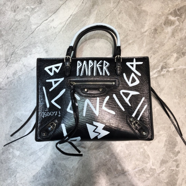 BALENCIAGA CLASSIC CITY GRAFFITI [Balenciaga41] CELINE CHANEL ACCESSORIES LOEWE SHOES LOUIS VUITTON DIRO YSL OTHER BRAND HANDBAGS BALENCIAGA BOTTEGA VENETA GOYARD HERMES BURBERRY VALENTINO GUCCI FENDI MIUMIU CHLOE PRADA BVLGARI SUITCASE NEW ARRIVAL 