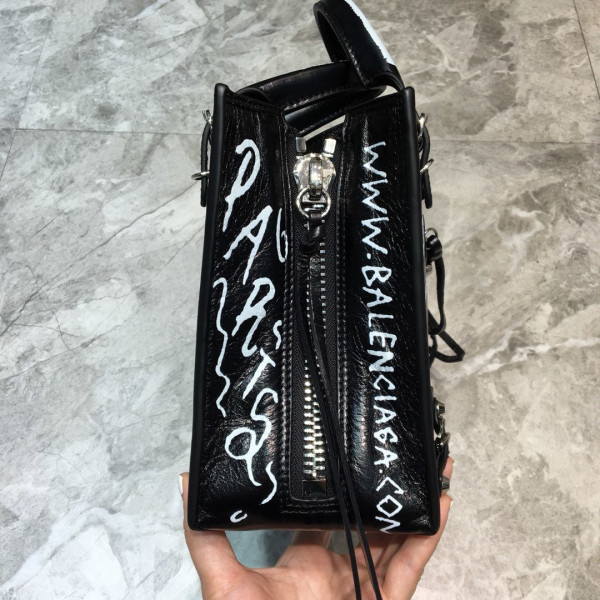 BALENCIAGA CLASSIC CITY GRAFFITI [Balenciaga41] CELINE CHANEL ACCESSORIES LOEWE SHOES LOUIS VUITTON DIRO YSL OTHER BRAND HANDBAGS BALENCIAGA BOTTEGA VENETA GOYARD HERMES BURBERRY VALENTINO GUCCI FENDI MIUMIU CHLOE PRADA BVLGARI SUITCASE NEW ARRIVAL 