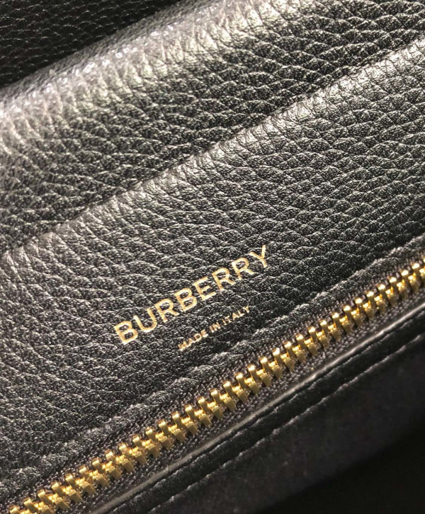 BURBERRY Medium Leather Title Bag [Burberry78] CELINE CHANEL ACCESSORIES LOEWE SHOES LOUIS VUITTON DIRO YSL OTHER BRAND HANDBAGS BALENCIAGA BOTTEGA VENETA GOYARD HERMES BURBERRY VALENTINO GUCCI FENDI MIUMIU CHLOE PRADA BVLGARI SUITCASE NEW ARRIVAL 