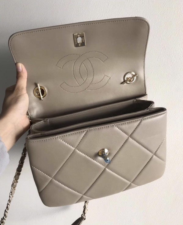 CL TOP HANDLE [Chanle602] CELINE CHANEL ACCESSORIES LOEWE SHOES LOUIS VUITTON DIRO YSL OTHER BRAND HANDBAGS BALENCIAGA BOTTEGA VENETA GOYARD HERMES BURBERRY VALENTINO GUCCI FENDI MIUMIU CHLOE PRADA BVLGARI SUITCASE NEW ARRIVAL 