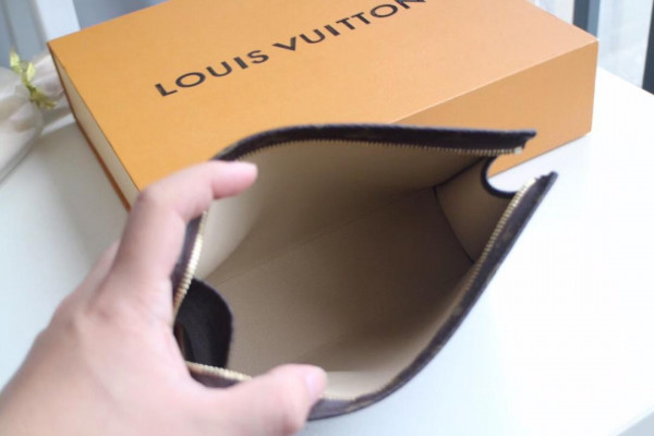 LOUIS VUITTON TOILETRY POUCH 19 [Louis117] CELINE CHANEL ACCESSORIES LOEWE SHOES LOUIS VUITTON DIRO YSL OTHER BRAND HANDBAGS BALENCIAGA BOTTEGA VENETA GOYARD HERMES BURBERRY VALENTINO GUCCI FENDI MIUMIU CHLOE PRADA BVLGARI SUITCASE NEW ARRIVAL 