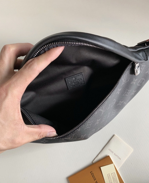 LOUIS VUITTON DISCOVERY BUMBAG [M44336] CELINE CHANEL ACCESSORIES LOEWE SHOES LOUIS VUITTON DIRO YSL OTHER BRAND HANDBAGS BALENCIAGA BOTTEGA VENETA GOYARD HERMES BURBERRY VALENTINO GUCCI FENDI MIUMIU CHLOE PRADA BVLGARI SUITCASE NEW ARRIVAL 