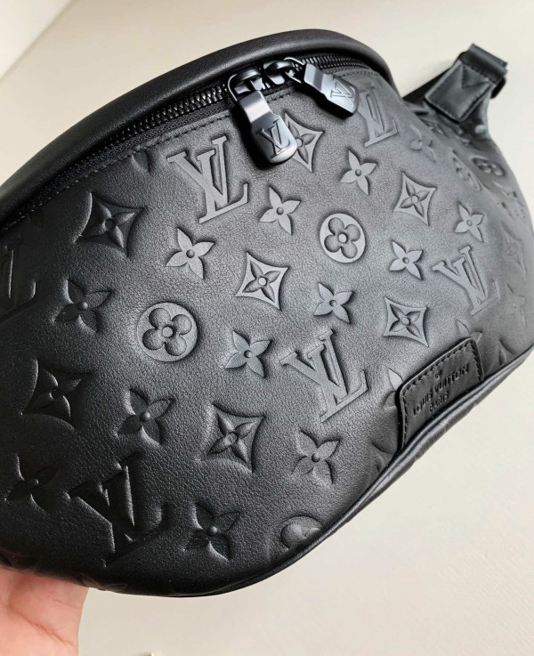 LOUIS VUITTON DISCOVERY BUMBAG [M44388] CELINE CHANEL ACCESSORIES LOEWE SHOES LOUIS VUITTON DIRO YSL OTHER BRAND HANDBAGS BALENCIAGA BOTTEGA VENETA GOYARD HERMES BURBERRY VALENTINO GUCCI FENDI MIUMIU CHLOE PRADA BVLGARI SUITCASE NEW ARRIVAL 
