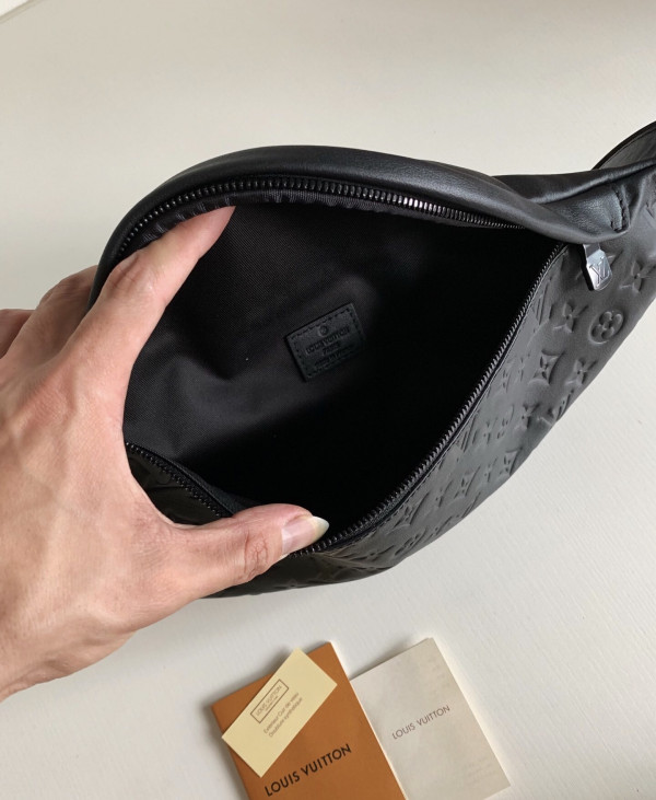 (image for) LOUIS VUITTON DISCOVERY BUMBAG