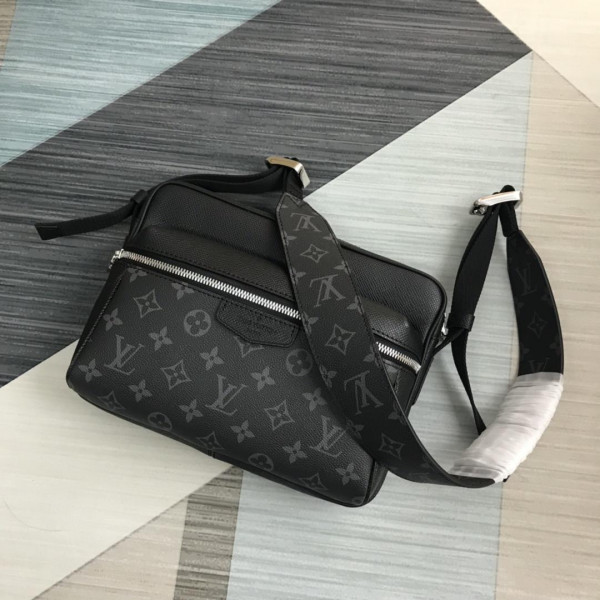 (image for) LOUIS VUITTON OUTDOOR MESSENGER