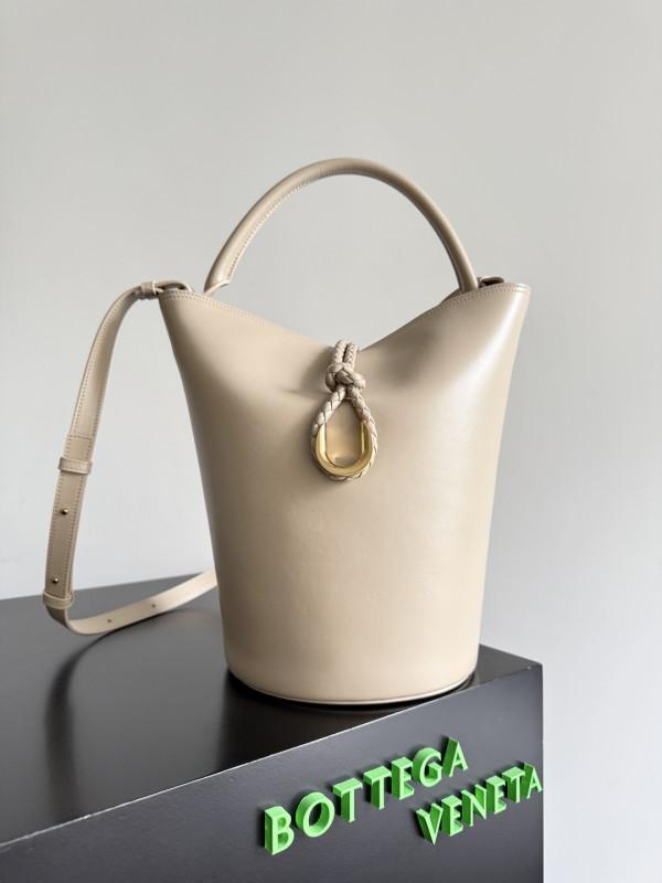 (image for) Bottega Veneta Small Liberta Bucket - 22*18*15cm