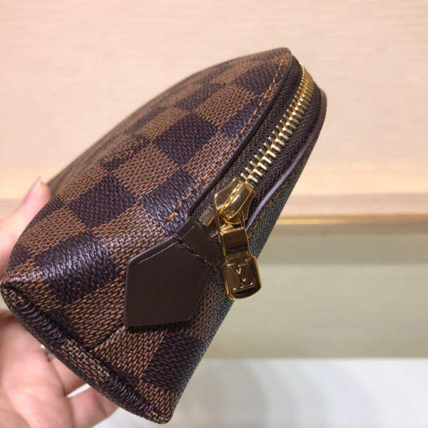 LOUIS VUITTON COSMETIC POUCH GM [BAG-4182] CELINE CHANEL ACCESSORIES LOEWE SHOES LOUIS VUITTON DIRO YSL OTHER BRAND HANDBAGS BALENCIAGA BOTTEGA VENETA GOYARD HERMES BURBERRY VALENTINO GUCCI FENDI MIUMIU CHLOE PRADA BVLGARI SUITCASE NEW ARRIVAL 